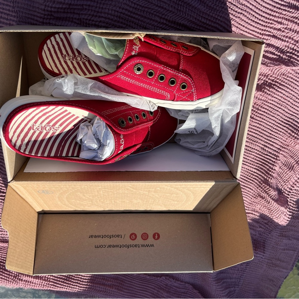 Taos Footwear Red Sneakers Classic Low-Top Design